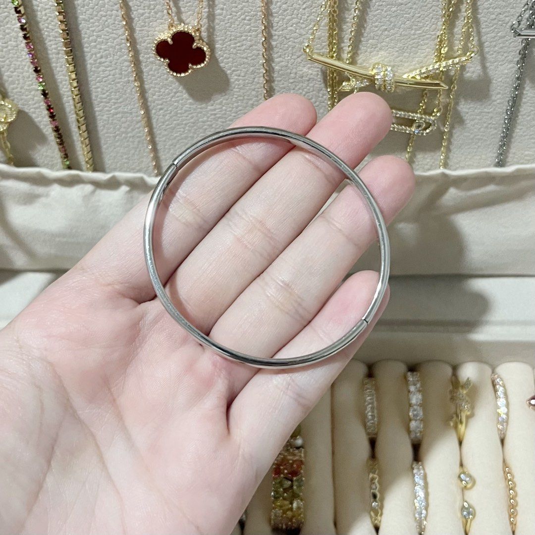 SLIM PLAIN SILVER BANGLE (Category: Bracelets) located in Talavera. Submitted by curatedbykhy (Listing ID 1470077138, Image 2). Description: perfect for stacking for petite girlies! (15-16cm).