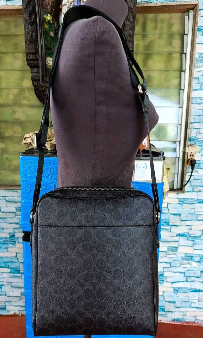 sling bag (Category: Sling Bags) located in Ozamiz City. Submitted by kapesteba112457 (Listing ID 1469976295, Image 3). Description: for.men!! pasok pang regalo for only 3800.. flawless.. selected preloved bag from japan/korea.. made in vietnam sa tagged.