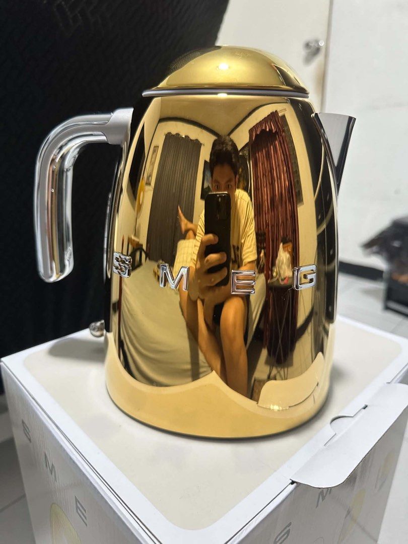 Smeg Electric Kettle in Gold (Category: Kettles & Airpots) located in Marilao. Submitted by thxl.15 (Listing ID 1470128227, Image 2). Description: 🛍️ SMEG Electric Kettle in Gold — bnew — 1.7 L ₱ 10k, nego 📍 Valenzuela t. Smeg aesthetic limited edition cordless base chrome lever switch mirror-like metallic body stainless steel appliances kitchenware coffee espresso machine maker.