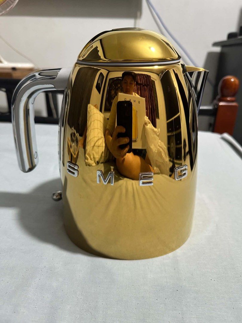 Smeg Electric Kettle in Gold (Category: Kettles & Airpots) located in Marilao. Submitted by thxl.15 (Listing ID 1470128227, Image 3). Description: 🛍️ SMEG Electric Kettle in Gold — bnew — 1.7 L ₱ 10k, nego 📍 Valenzuela t. Smeg aesthetic limited edition cordless base chrome lever switch mirror-like metallic body stainless steel appliances kitchenware coffee espresso machine maker.