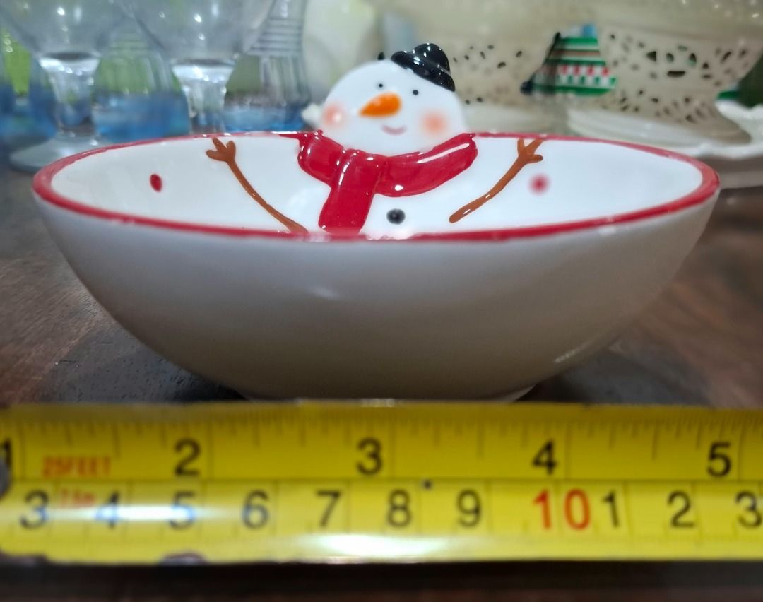 Snowman Christmas Ceramic Bowl (Category: Dinnerware & Cutlery) located in Pasig City. Submitted by dripcounty (Listing ID 1470025592, Image 2). Description: Snowman Christmas Ceramic Bowl ₱150 Bought in the Philippines Condition: Good / preloved White and red snowman-themed bowl. One bowl with two views. Visible surface lines/crazing and rim wear; please inspect photos. Actual item shown in photos. Delivery fee shouldered by buyer (Lalamove / ot