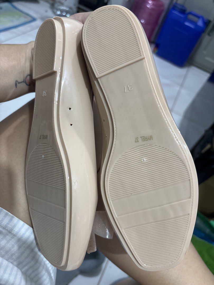 So fab Myrel Jelly Flats (Category: Flats & Sandals) located in Quezon City. Submitted by coramalabanan (Listing ID 1469992525, Image 2). Description: - Brand: So Fab - Style: Jelly flats / Slip-on - Color: Nude with clear sparkly bow - Size: 37 - Condition: Brand new in original plastic packaging with barcode tag - Material: Plastic jelly (easy to wipe clean).