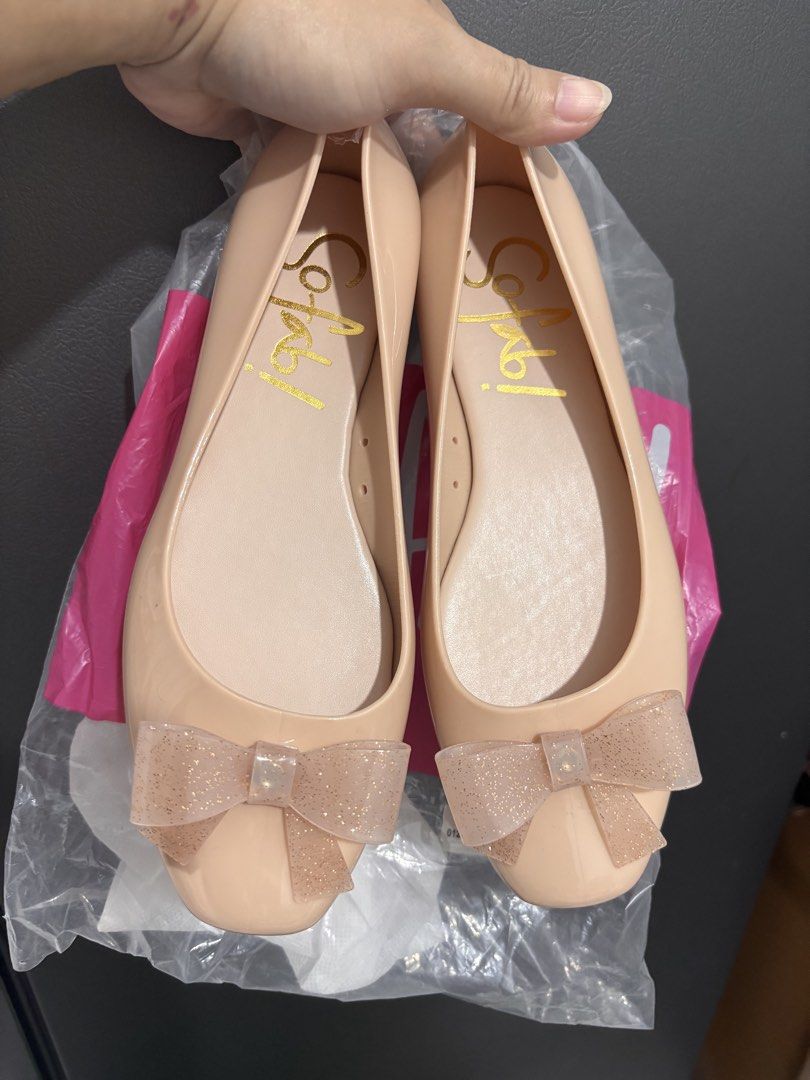 So fab Myrel Jelly Flats (Category: Flats & Sandals) located in Quezon City. Submitted by coramalabanan (Listing ID 1469992525, Image 1). Description: - Brand: So Fab - Style: Jelly flats / Slip-on - Color: Nude with clear sparkly bow - Size: 37 - Condition: Brand new in original plastic packaging with barcode tag - Material: Plastic jelly (easy to wipe clean).