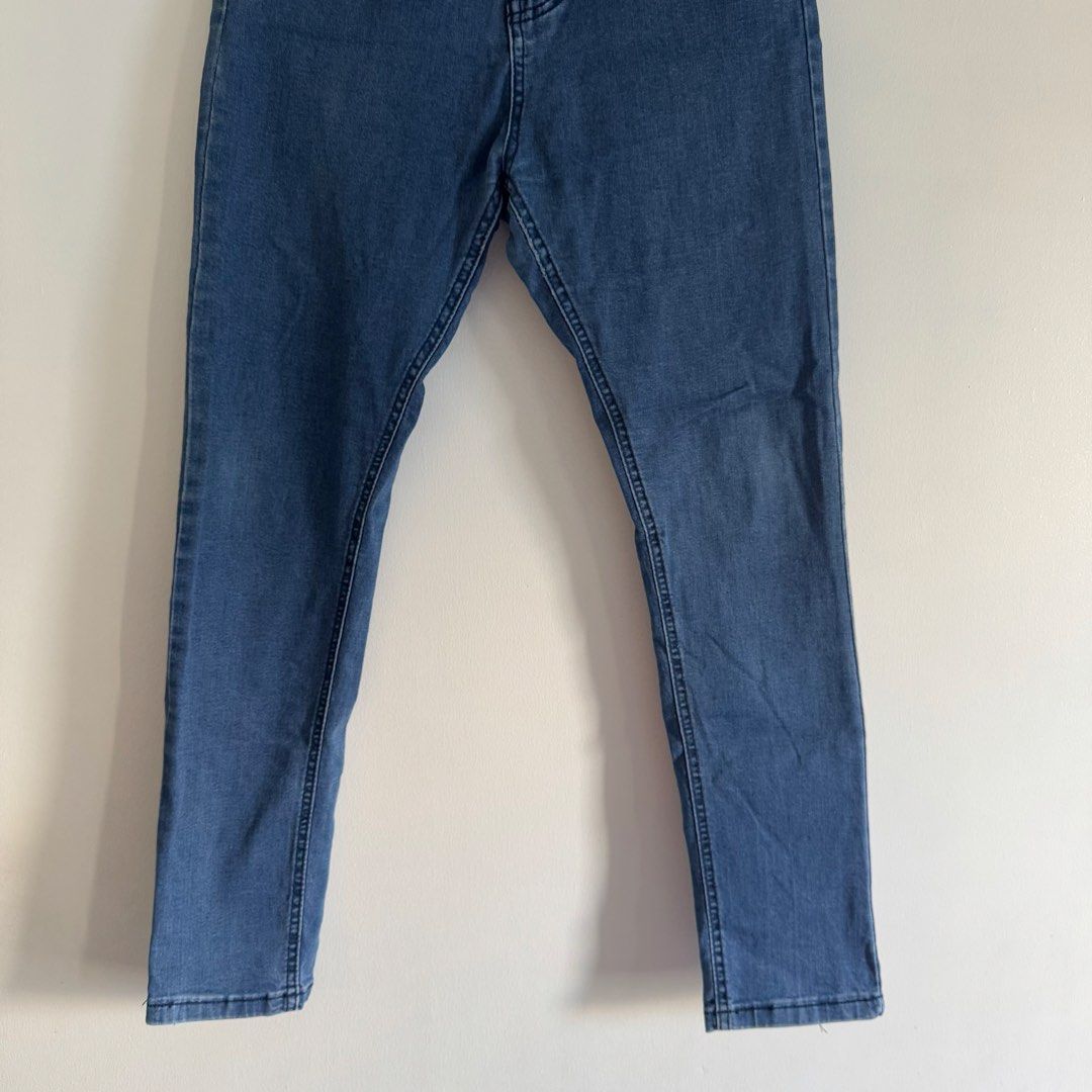 Soft denim jeans (Category: Jeans) located in Manila. Submitted by apparella.ph (Listing ID 1469955650, Image 3). Description: 8.5/10 Still in good condition, stretchy fabric Waist:30-32 Length:38 ☑️Everything is my Own preloved / BNWT/BNWOT ☑️ not thrifted/Ukay ☑️ malukot sa picture kasi na stock sa cabinet (tinatamad mag plantsa ✌️ ) ☑️Personal items ( usually bought in US/UK/JPN ) every year po ako nag aabroad so expect i don’t sell fake items