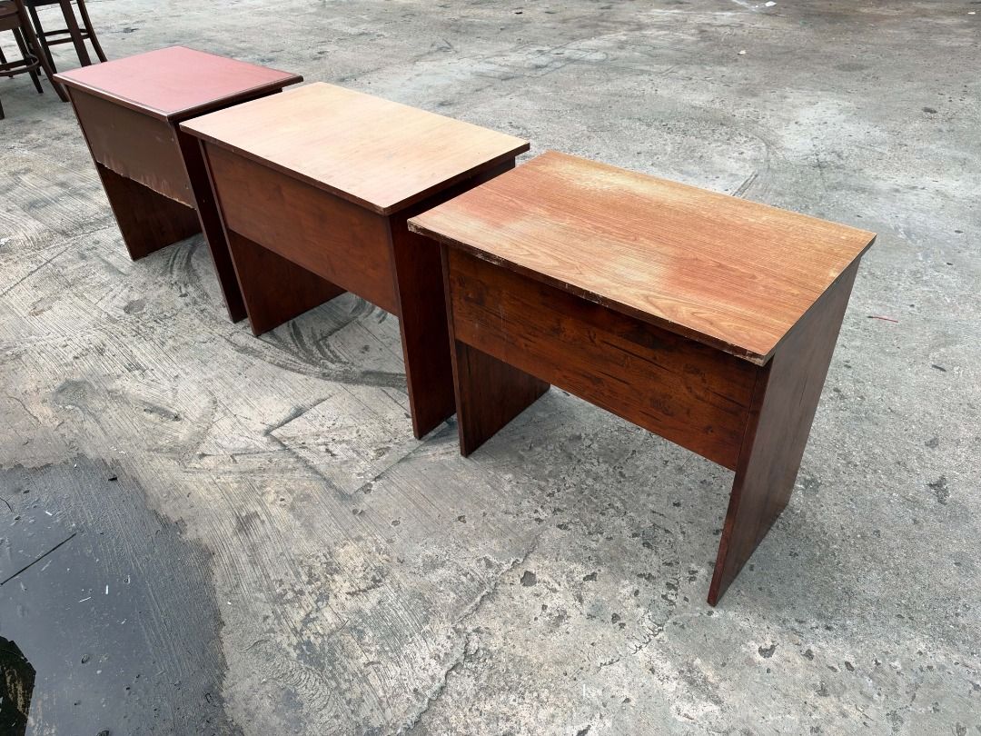Solid Meja Table Study Computer Desk Drawer (Category: Tables & Sets) located in Kuala Lumpur. Submitted by perabotpros (Listing ID 1470057769, Image 3). Description: Condition: 8/10 (secondhand) Address: Lot 4 & 5, Taman Usaha Jaya, Kepong, 52100, Kuala Lumpur Delivery: Available with charge Transport: MPV / Van Size: 80/91 x 51 x 76cm Price: RM40/unit (Stock: 1each) Barang jenis berquality berat Stabil, kukuh dan bersih cantik Laci semua ok lag