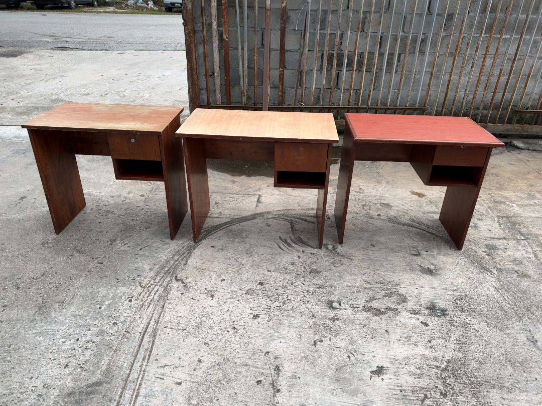 Solid Meja Table Study Computer Desk Drawer (Category: Tables & Sets) located in Kuala Lumpur. Submitted by perabotpros (Listing ID 1470057769, Image 1). Description: Condition: 8/10 (secondhand) Address: Lot 4 & 5, Taman Usaha Jaya, Kepong, 52100, Kuala Lumpur Delivery: Available with charge Transport: MPV / Van Size: 80/91 x 51 x 76cm Price: RM40/unit (Stock: 1each) Barang jenis berquality berat Stabil, kukuh dan bersih cantik Laci semua ok lag