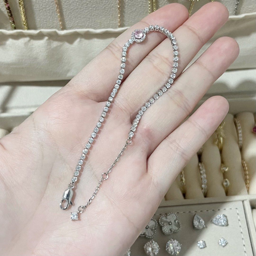 SOLITAIRE PINK STONE TENNIS BRACELET (Category: Bracelets) located in Talavera. Submitted by curatedbykhy (Listing ID 1470075864, Image 2). Description: super sparkly! nice ng lock with stones pa can fit size 6-8”.
