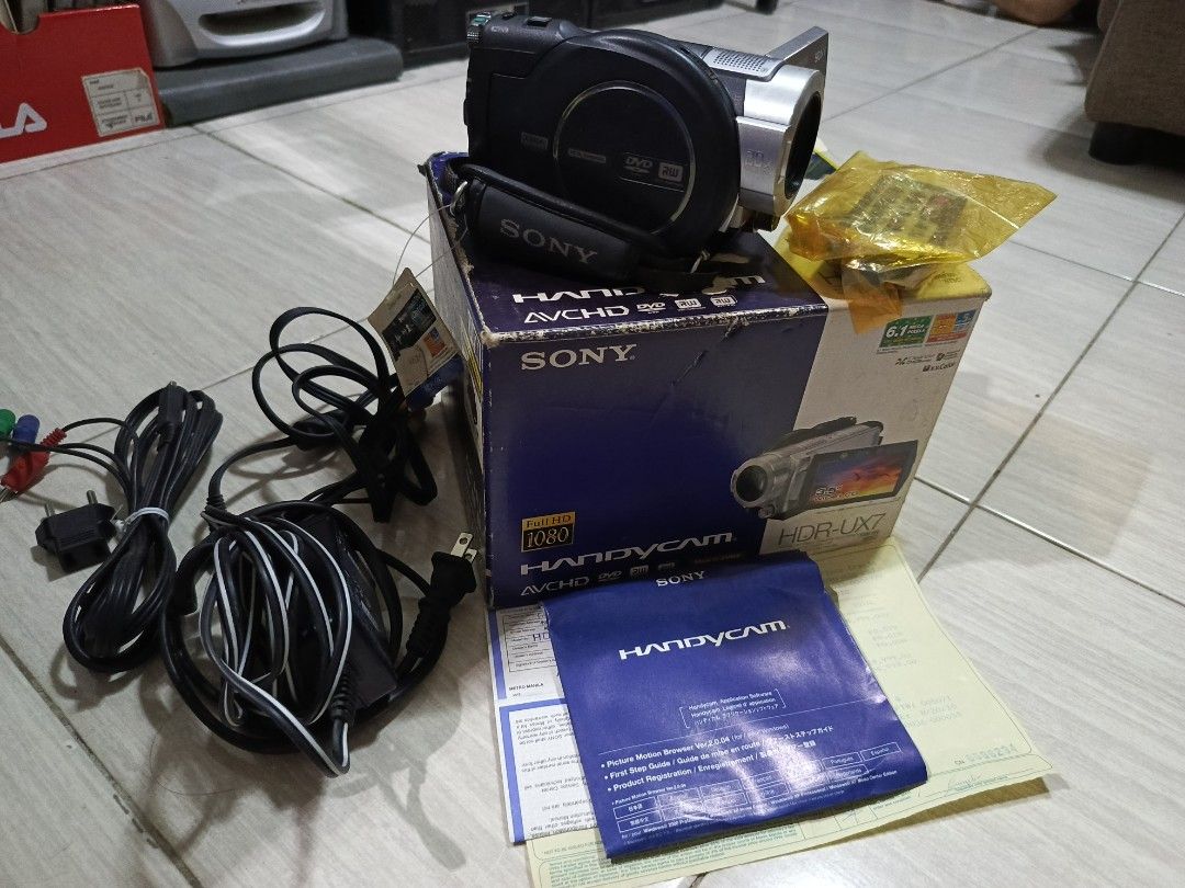 Sony HDR UX7 (Category: Cameras) located in Manila. Submitted by milkenshie87625 (Listing ID 1470090726, Image 3). Description: Complete With Box and Receipt. including all manuals and accesories Issue lang sa Screen pero Visible parin naman yung Subject. 24k ang bili 2010 Php. 5000 Collectors Item na po. .