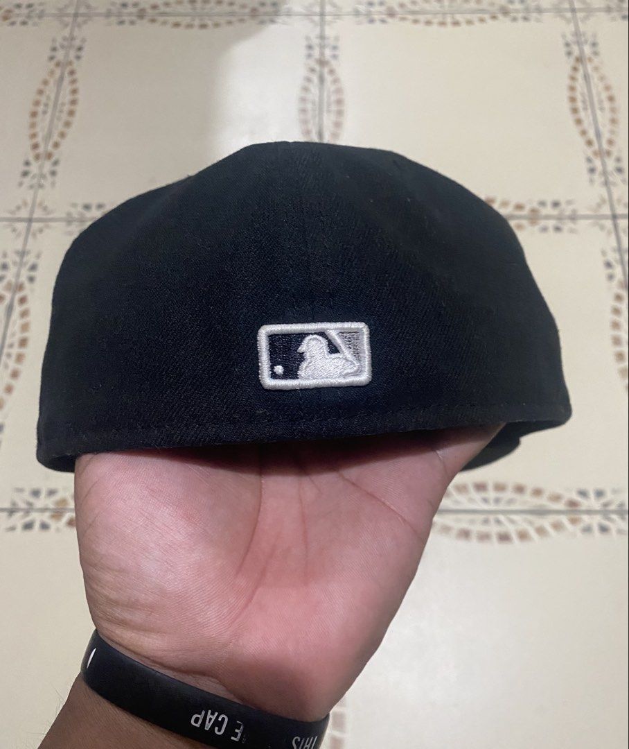 SOX New Era fitted cap (Category: Caps & Hats) located in Cebu City. Submitted by hustler_69 (Listing ID 1470079462, Image 3). Description: New Era fitted cap Chicago White Sox Size 7 1/4 Very good condition Details are all posted.