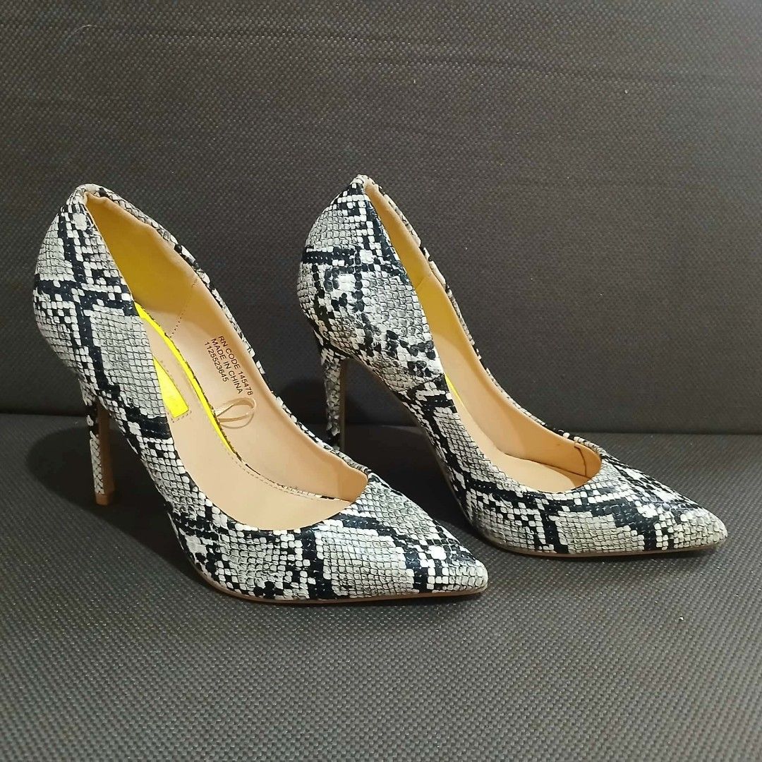 Stiletto Shoes (Category: Heels) located in Manila. Submitted by passionmadepossible26 (Listing ID 1469964875, Image 2). Description: Snakeskin Pointed Stiletto Pumps.
