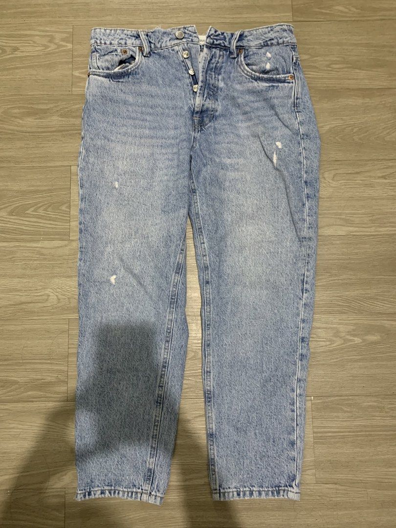 Stradivarius Mom Jeans (Category: Jeans) located in San Fernando. Submitted by coquette.curated (Listing ID 1470097541, Image 2). Description: Size: 30 waist, 35-37 length Declutteringg.