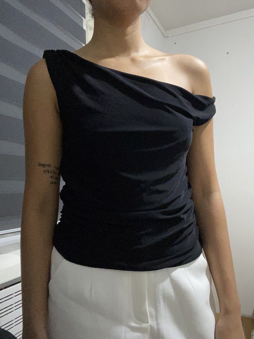 Stradivarius ruched side top (Category: Sleeveless) located in Lapu-Lapu City. Submitted by denyella (Listing ID 1470062733, Image 1). Description: Stradivarius ruched side top -has double lining color: black size: M on tag but fits S-M fabric: 95% polyester NO ISSUES used thrice only rfs: decluttering .