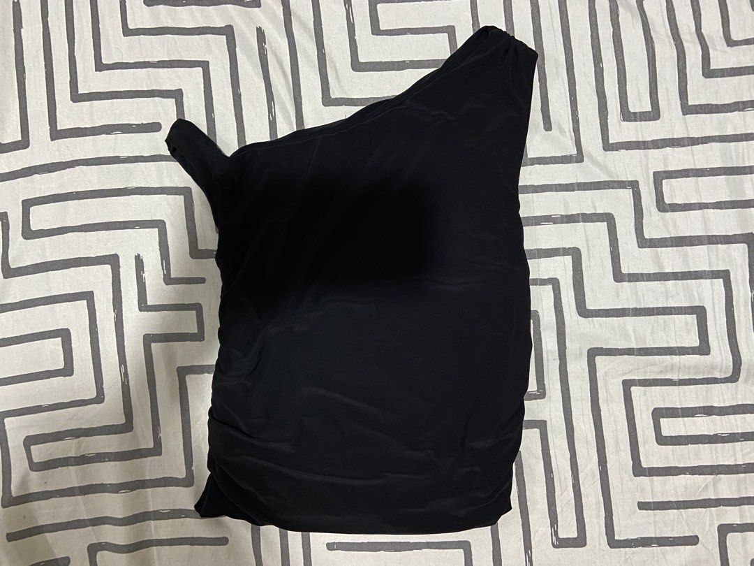 Stradivarius ruched side top (Category: Sleeveless) located in Lapu-Lapu City. Submitted by denyella (Listing ID 1470062733, Image 2). Description: Stradivarius ruched side top -has double lining color: black size: M on tag but fits S-M fabric: 95% polyester NO ISSUES used thrice only rfs: decluttering .
