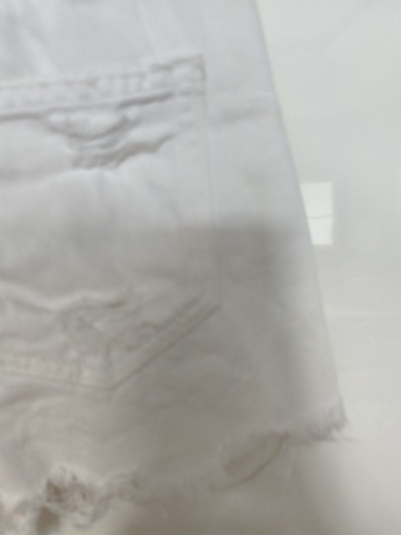 Stradivarius White Short (Category: Shorts) located in Manila. Submitted by smilefashion08 (Listing ID 1469964408, Image 3). Description: Original Stradivarius Waist 25.