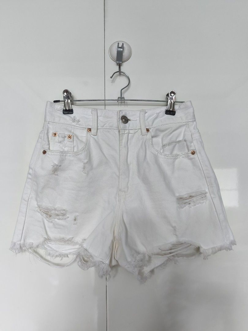 Stradivarius White Short (Category: Shorts) located in Manila. Submitted by smilefashion08 (Listing ID 1469964408, Image 1). Description: Original Stradivarius Waist 25.