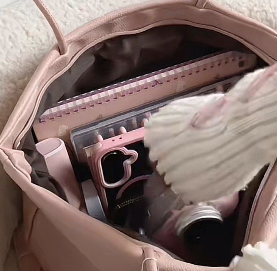 Stylish bag pink or brown large compartment (Category: Shoulder Bags) located in Manila. Submitted by vintageaccessories (Listing ID 1470125979, Image 2). Description: .