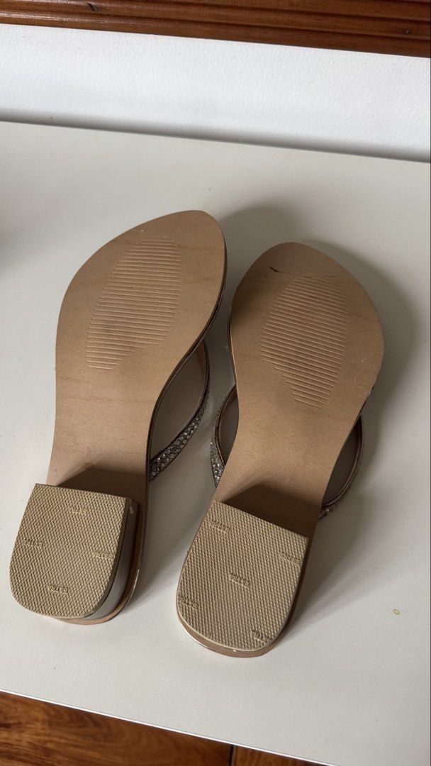 Metalic Thong Sandals (Category: Flats & Sandals) located in Manila. Submitted by harleyy1230 (Listing ID 1470017079, Image 2). Description: Never used but stored thats why it’s chipped. .