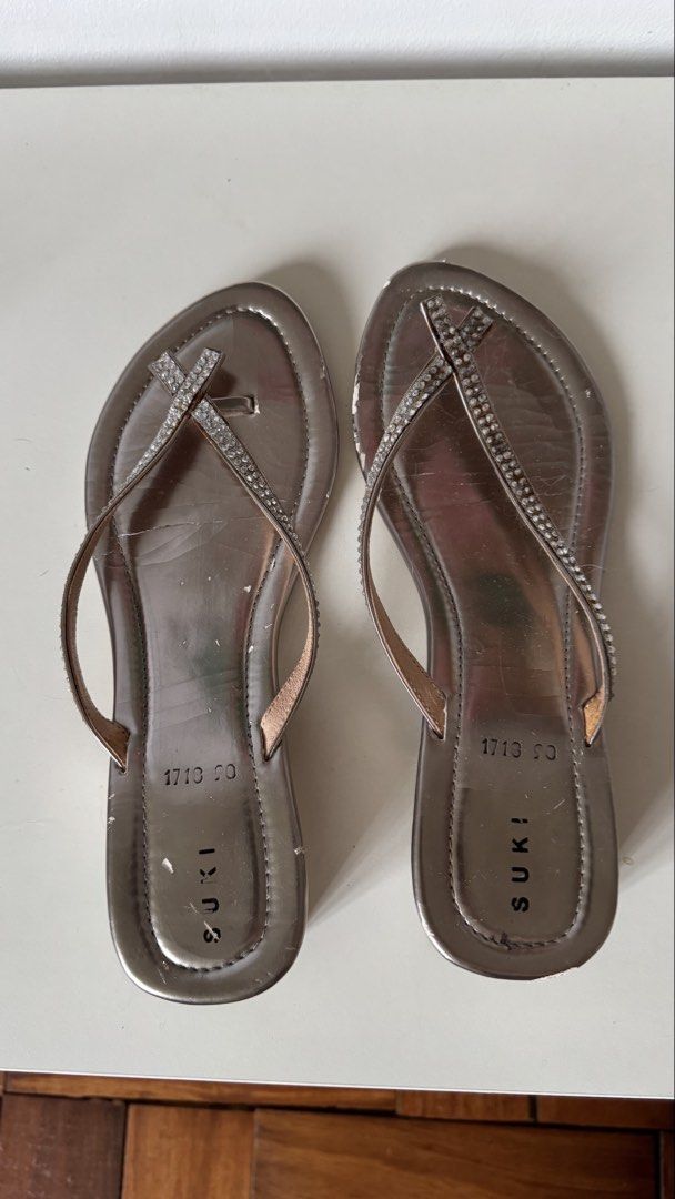 Metalic Thong Sandals (Category: Flats & Sandals) located in Manila. Submitted by harleyy1230 (Listing ID 1470017079, Image 3). Description: Never used but stored thats why it’s chipped. .
