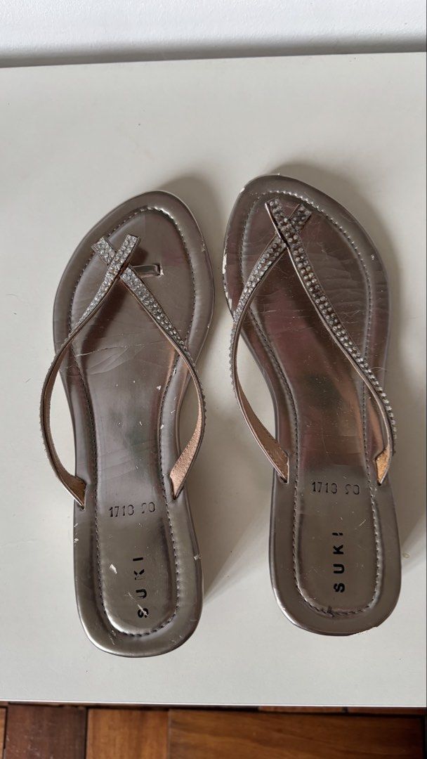 Metalic Thong Sandals (Category: Flats & Sandals) located in Manila. Submitted by harleyy1230 (Listing ID 1470017079, Image 1). Description: Never used but stored thats why it’s chipped. .
