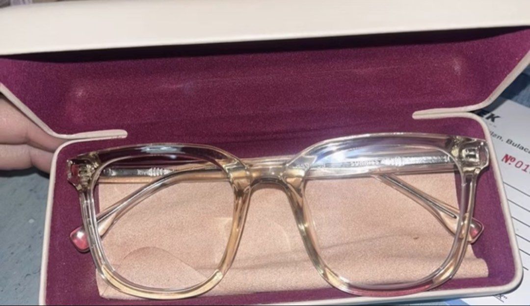 Sunnies Studios River (Category: Sunglasses & Eyewear) located in Bulacan. Submitted by solovedbyjel (Listing ID 1470123798, Image 2). Description: With free hard case..