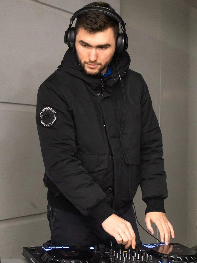 Superdry Black Hooded Puffer Bomber Jacket (Category: Coats, Jackets and Outerwear) located in Pasig City. Submitted by driplocale (Listing ID 1470071495, Image 2). Description: Superdry Black Hooded Puffer Bomber Jacket Condition 9.5/10 (Pristine Condition✨) Size: Small Chest Width: 22inches Length (Shoulder to Hem): 26inches.