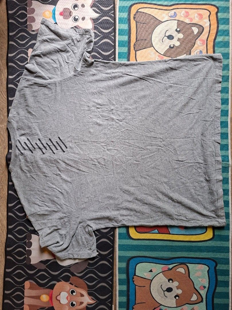 Superdry Grey T-shirt Size XL (Category: Tshirts & Polo Shirts ) located in San Francisco. Submitted by manu2025 (Listing ID 1470140016, Image 2). Description: - Brand: Superdry - Color: Grey - Size: XL (Standard fit) - Measurements: ~24.5" chest across, ~28" length - Design: Short sleeves, crew neck, large black chest logo, and upper back stripes - Meetup/Shipping available across the Philippines.