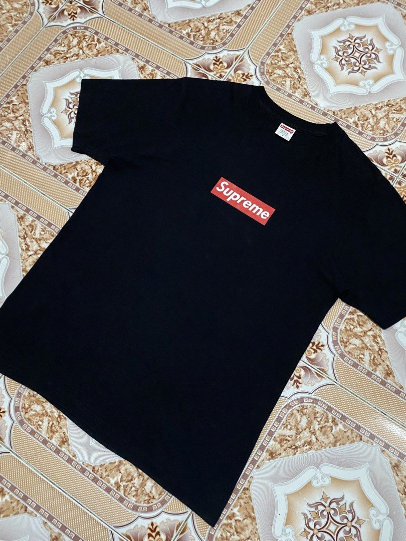 SUPREME classic box logo (20w 28L) (Category: Tshirts & Polo Shirts ) located in Navotas City. Submitted by vincent_mosqueriola (Listing ID 1470058468, Image 2). Description: - Authentic Black Supreme box logo t-shirt - Size: Small (Regular fit, short sleeve) - Material: 100% pre-shrunk cotton, Made in U.S.A. - Design: Classic red box logo graphic on chest - Condition/Details: Neck tag and wash care tag intact with RN number clearly printed.