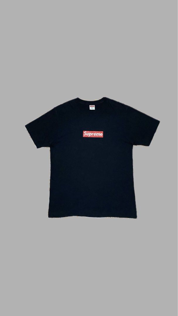 SUPREME classic box logo (20w 28L) (Category: Tshirts & Polo Shirts ) located in Navotas City. Submitted by vincent_mosqueriola (Listing ID 1470058468, Image 1). Description: - Authentic Black Supreme box logo t-shirt - Size: Small (Regular fit, short sleeve) - Material: 100% pre-shrunk cotton, Made in U.S.A. - Design: Classic red box logo graphic on chest - Condition/Details: Neck tag and wash care tag intact with RN number clearly printed.