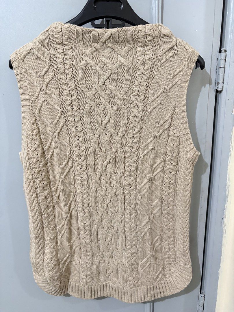 Crocodile Sweater Vest (Category: Others Tops) located in Quezon City. Submitted by jindori._. (Listing ID 1470030056, Image 2). Description: Dimensions (WxL): 16.5x22.5 Color rate: 10/10 Colors may vary due to lighting Ship out every weekends.