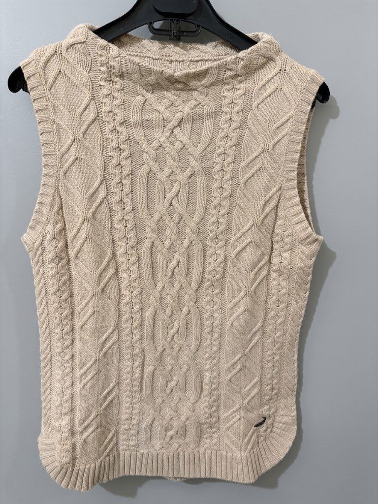 Crocodile Sweater Vest (Category: Others Tops) located in Quezon City. Submitted by jindori._. (Listing ID 1470030056, Image 1). Description: Dimensions (WxL): 16.5x22.5 Color rate: 10/10 Colors may vary due to lighting Ship out every weekends.