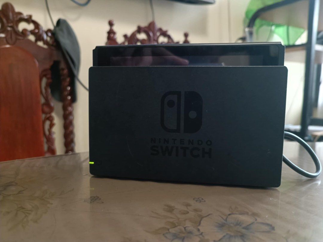 Switch v1 (Category: Nintendo) located in Manila. Submitted by boldturtle.6275a4 (Listing ID 1469951382, Image 3). Description: switch v1 w charger dock.