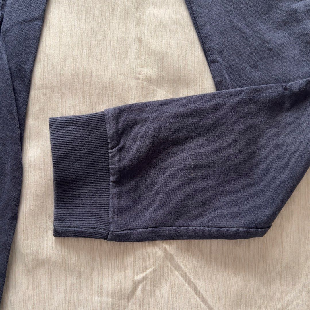 Terranova Dark Grey Jogger Sweatpants with Drawstring (Category: Other Bottoms) located in Pasig City. Submitted by jenscloset86 (Listing ID 1470012764, Image 3). Description: Brand: TERRANOVA Size: Small Color: Dark Blue • no flaws, no damage • good condition Measurement: Waist: 30” Length: 40”.