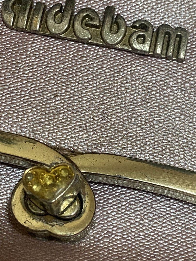 Thrifted Metallic Pink Bag (Category: Shoulder Bags) located in Antipolo. Submitted by items4u.177 (Listing ID 1470000113, Image 3). Description: Can be cleaned Pls manage ur expectations as for the posted flaws !! PM FOR MORE DETAILS.