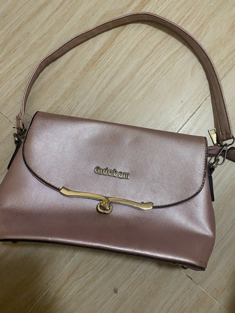 Thrifted Metallic Pink Bag (Category: Shoulder Bags) located in Antipolo. Submitted by items4u.177 (Listing ID 1470000113, Image 1). Description: Can be cleaned Pls manage ur expectations as for the posted flaws !! PM FOR MORE DETAILS.