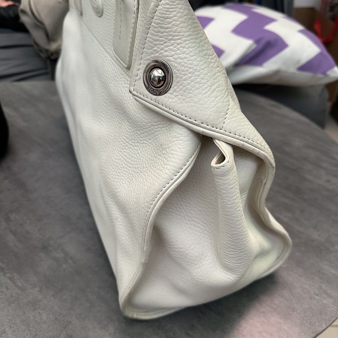 Tod’s Girelli pebbled leather tote (Category: Luxury Bags & Wallets) located in Bagac. Submitted by riotgrrrl08 (Listing ID 1469993675, Image 3). Description: Tod’s Girelli pebbled leather tote shoulder bag featuring dual shoulder straps, silver-tone hardware, and a stamped Tod’s logo patch on the front Has rubs and darkening of leather on the corners and edges Minimal dirt on the body Interior dirt/stain and penmarks Some deformed area on the ba