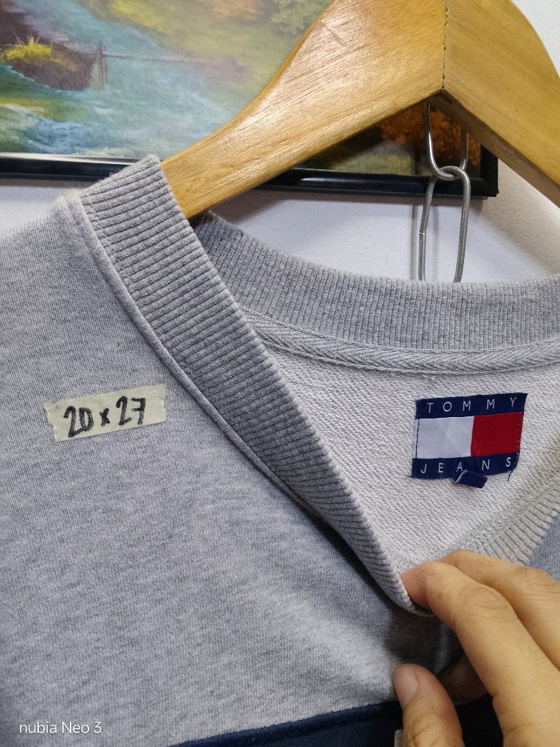 Tommy jeans sweater (Category: Coats, Jackets and Outerwear) located in Valenzuela. Submitted by joshwrldselection (Listing ID 1470108040, Image 3). Description: medium - large very good condition need wash only thrift..