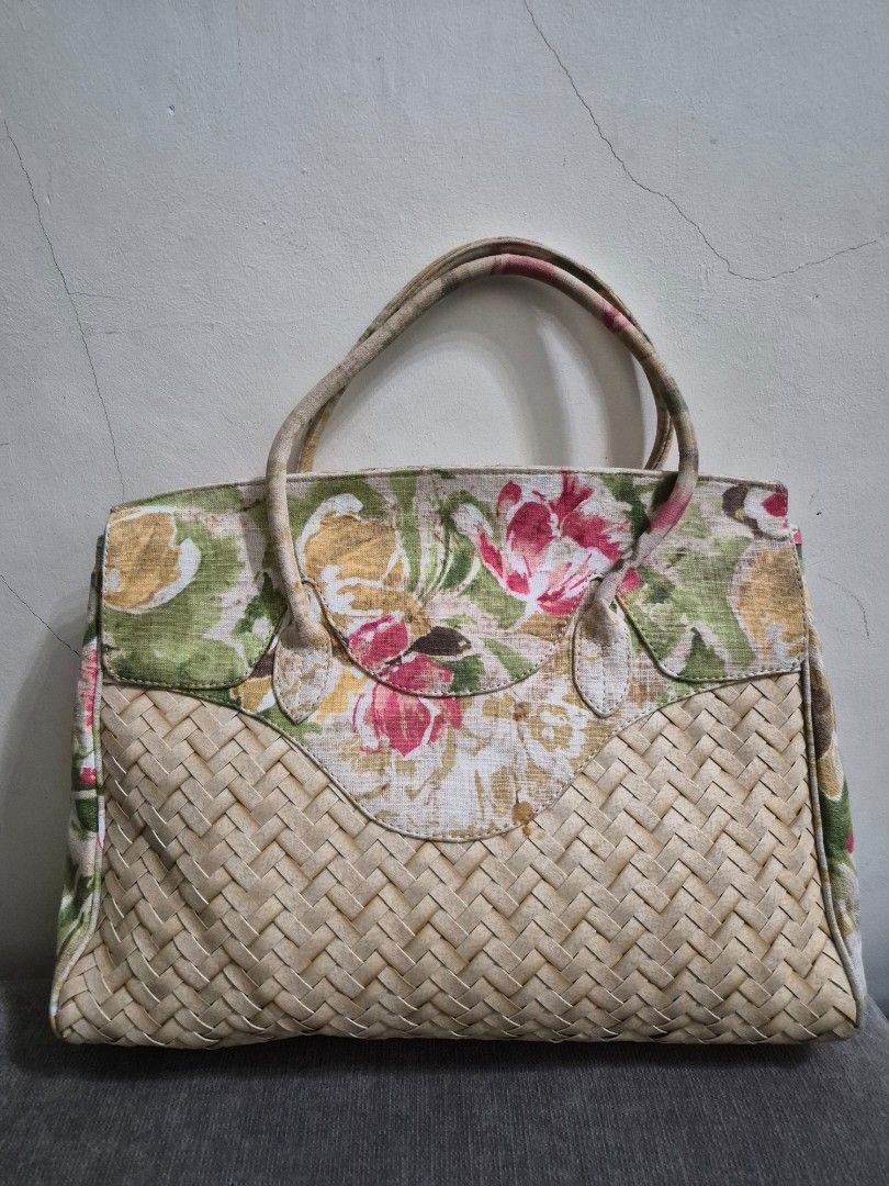 Tophandle Hand Bag (Category: Tote Bags) located in Pilar. Submitted by robaticzx (Listing ID 1470097422, Image 2). Description: woven type super nice po yung bag.