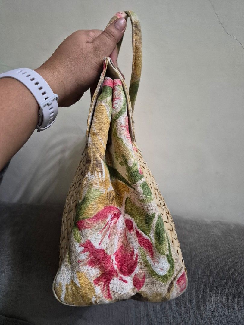 Tophandle Hand Bag (Category: Tote Bags) located in Pilar. Submitted by robaticzx (Listing ID 1470097422, Image 3). Description: woven type super nice po yung bag.