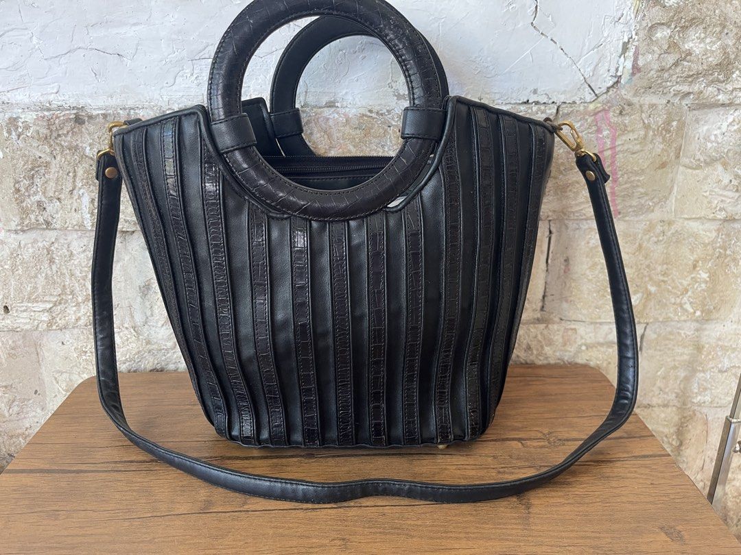 top-handle round handbag L9x13 (Category: Cross-body Bags) located in San Fernando. Submitted by dntjapansurpluselyu (Listing ID 1469992391, Image 1). Description: .