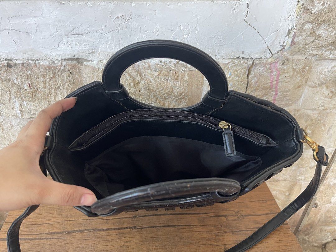 top-handle round handbag L9x13 (Category: Cross-body Bags) located in San Fernando. Submitted by japansurpluselyu (Listing ID 1470057810, Image 2). Description: .