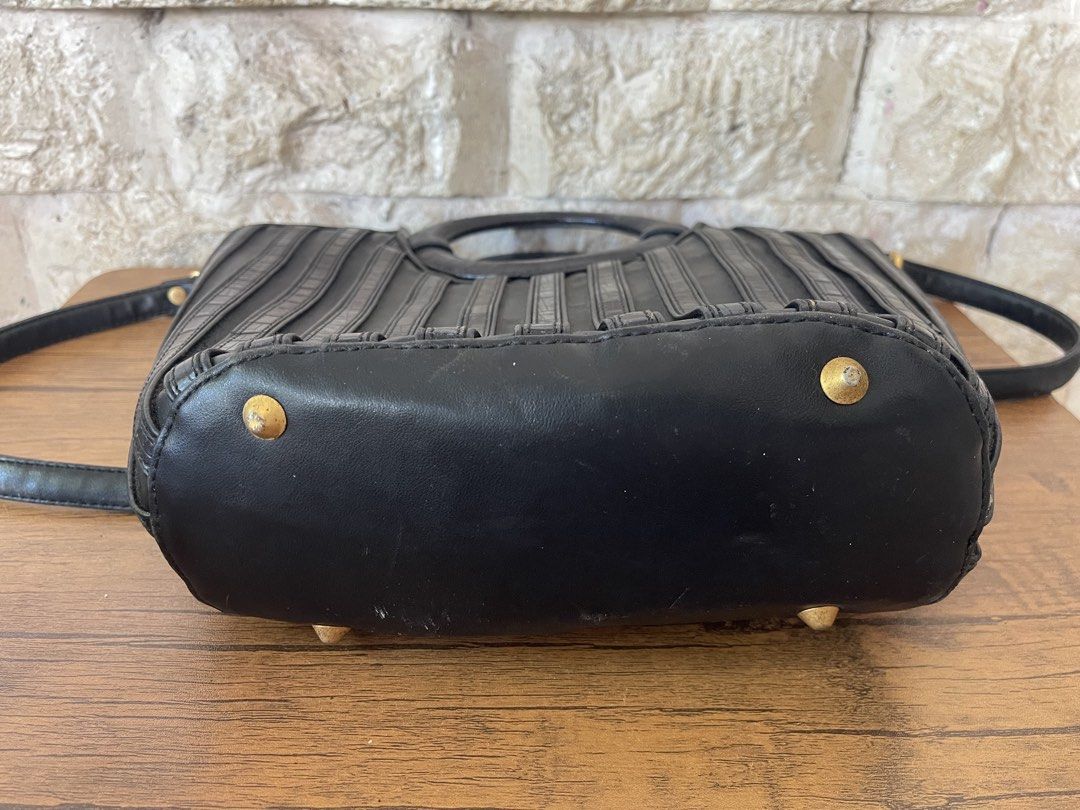 top-handle round handbag L9x13 (Category: Cross-body Bags) located in San Fernando. Submitted by japansurpluselyu (Listing ID 1470057810, Image 3). Description: .