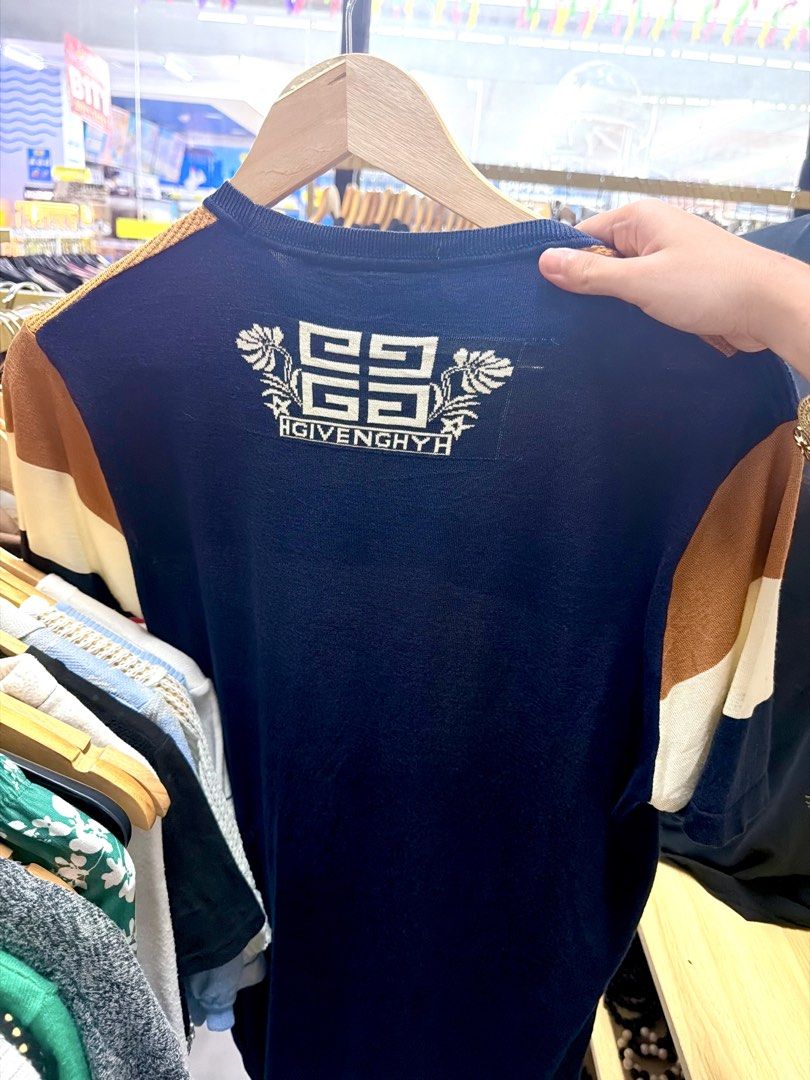 Tops Givenchy style (Category: Activewear) located in Manila. Submitted by dseshopdreamshine (Listing ID 1470007938, Image 2). Description: need wash nadumihan lang pero brandnew po with brand Medium extend to large Ready to ship❤️ 📍𝐂𝐚𝐢𝐧𝐭𝐚 𝐫𝐢𝐳𝐚𝐥.
