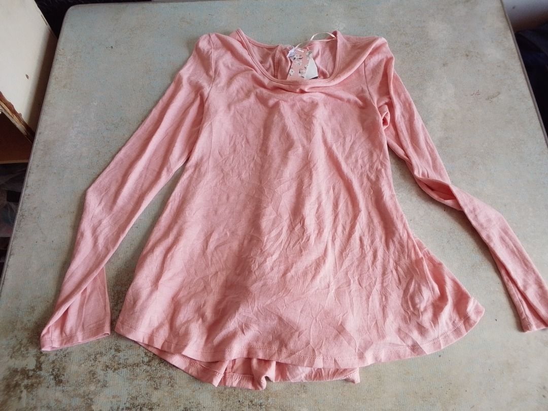 Tops US BNEWTAG (Category: Others Tops) located in Los Banos. Submitted by mania-62906 (Listing ID 1470030544, Image 1). Description: BNEWTAG. US Medium pink ( note out of town from Nov 25 to Jan 25 2027).