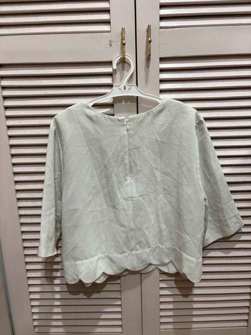 Topshop Off White Scallop Hem Blouse (Category: Blouses) located in Muntinlupa City. Submitted by sukimum (Listing ID 1469987646, Image 2). Description: Fits S-M frames. Good for smart casual wear.