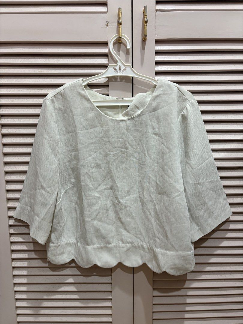 Topshop Off White Scallop Hem Blouse (Category: Blouses) located in Muntinlupa City. Submitted by sukimum (Listing ID 1469987646, Image 1). Description: Fits S-M frames. Good for smart casual wear.