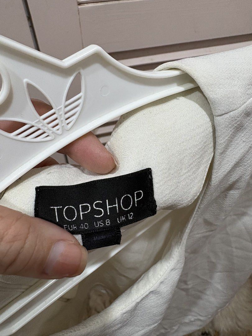 Topshop Off White Scallop Hem Blouse (Category: Blouses) located in Muntinlupa City. Submitted by sukimum (Listing ID 1469987646, Image 3). Description: Fits S-M frames. Good for smart casual wear.