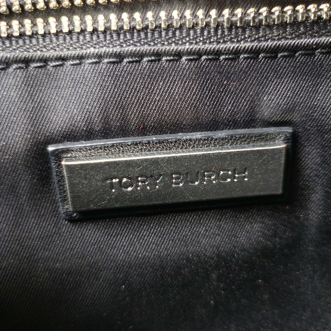 Tory Burch Fleming Convertible Tweed (Category: Cross-body Bags) located in Barugo. Submitted by green.trendsetter (Listing ID 1470140026, Image 3). Description: PRELOVED MEANS PRELOVED. Each piece has been previously loved and may naturally have signs of use such as creasing, scratches, stains, discoloration, or other imperfections. Kindly manage your expectations accordingly. •We kindly ask for no fussy buyers. • Photos of bag’s details and oth
