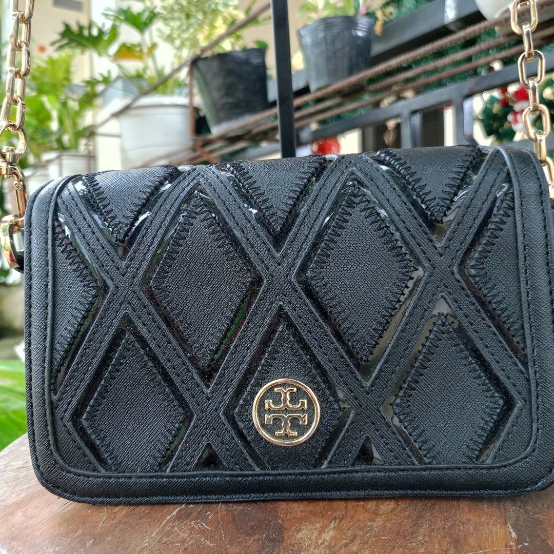 Tory Burch Robinson Patchwork Chain (Category: Cross-body Bags) located in Barugo. Submitted by green.trendsetter (Listing ID 1470139721, Image 2). Description: PRELOVED MEANS PRELOVED. Each piece has been previously loved and may naturally have signs of use such as creasing, scratches, stains, discoloration, or other imperfections. Kindly manage your expectations accordingly. •We kindly ask for no fussy buyers. • Photos of bag’s details and othe