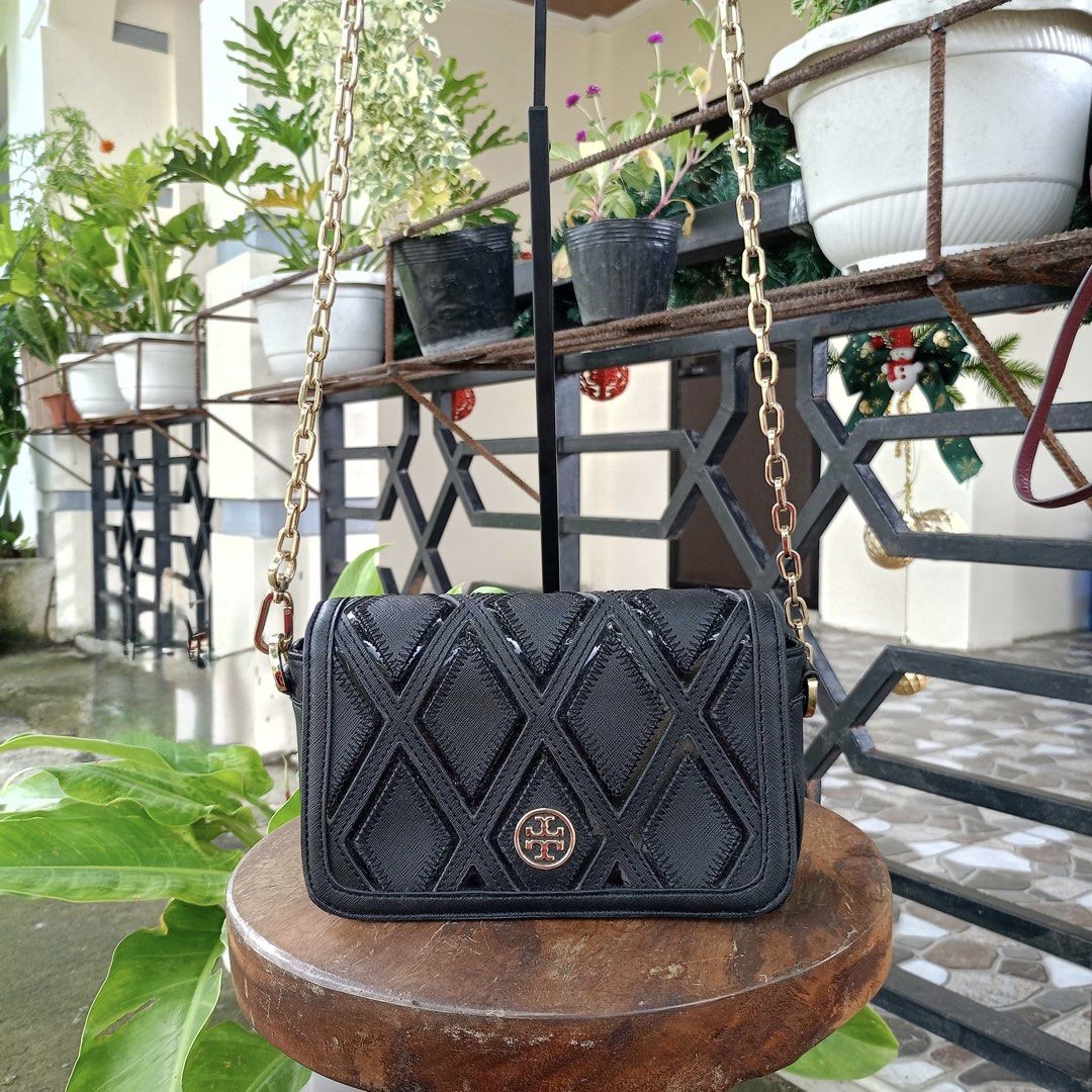 Tory Burch Robinson Patchwork Chain (Category: Cross-body Bags) located in Barugo. Submitted by green.trendsetter (Listing ID 1470139721, Image 1). Description: PRELOVED MEANS PRELOVED. Each piece has been previously loved and may naturally have signs of use such as creasing, scratches, stains, discoloration, or other imperfections. Kindly manage your expectations accordingly. •We kindly ask for no fussy buyers. • Photos of bag’s details and othe