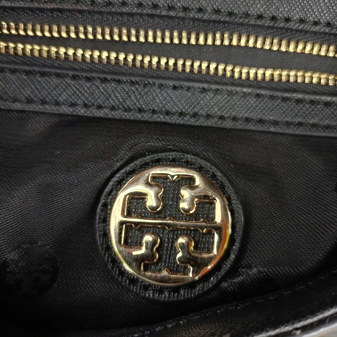 Tory Burch Robinson Patchwork Chain (Category: Cross-body Bags) located in Barugo. Submitted by green.trendsetter (Listing ID 1470139721, Image 3). Description: PRELOVED MEANS PRELOVED. Each piece has been previously loved and may naturally have signs of use such as creasing, scratches, stains, discoloration, or other imperfections. Kindly manage your expectations accordingly. •We kindly ask for no fussy buyers. • Photos of bag’s details and othe